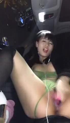 美女户外车里自拍自慰手指爆菊假吊插入.mp4_20240814_155740.487.jpg