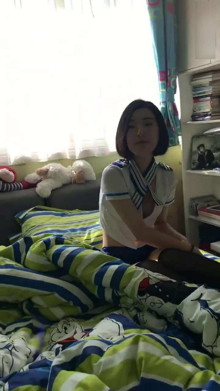 我害羞校花级小美女穿着空姐制服黑丝和排骨男友在房间啪啪妹子咋会看上这男的一点都不.jpg